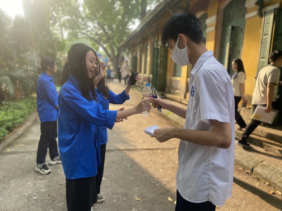 Tại điểm thi trường THPT Chu Văn An, th&iacute; sinh được tặng nước uống miễn ph&iacute;. Ảnh: Duy Kh&aacute;nh.