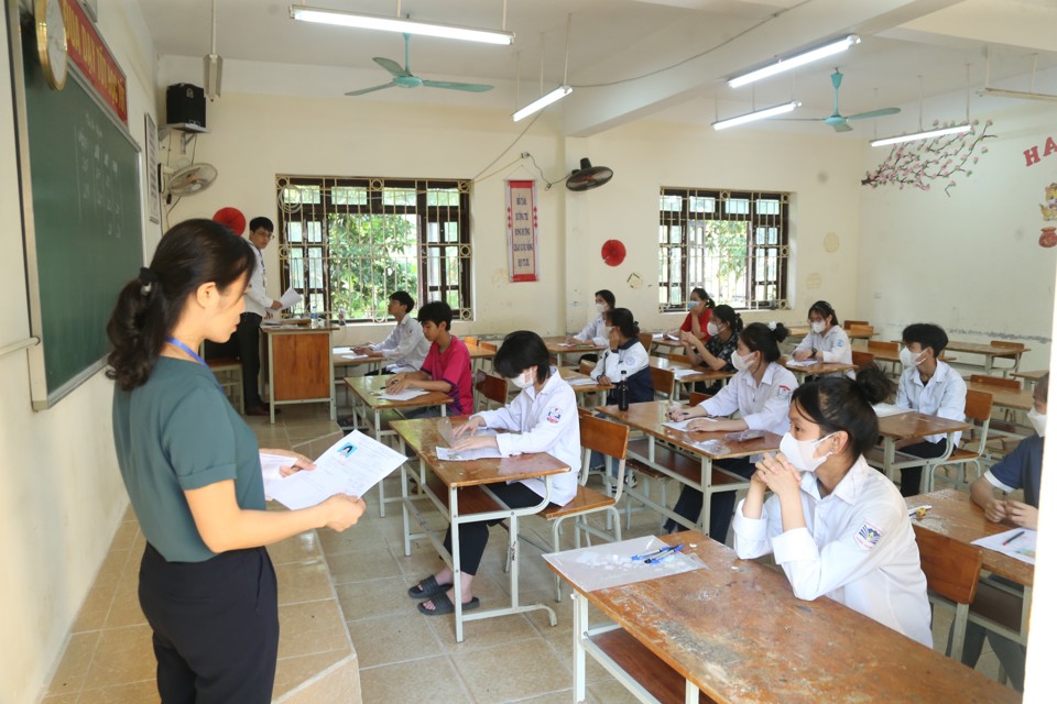 Thi vào lớp 10 công lập tại Hà Nội: Toàn cảnh buổi thi đầu tiên  - Ảnh 9
