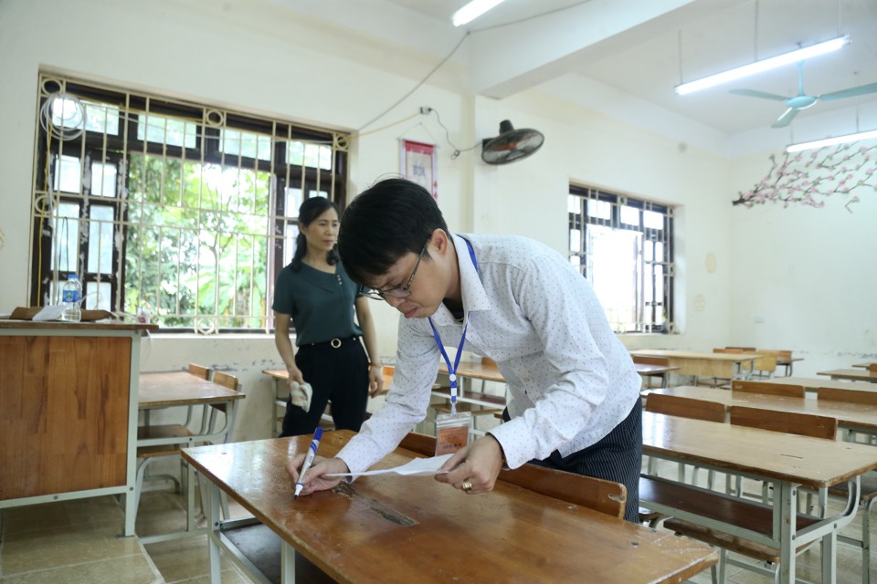 Thi vào lớp 10 công lập tại Hà Nội: Toàn cảnh buổi thi đầu tiên  - Ảnh 8