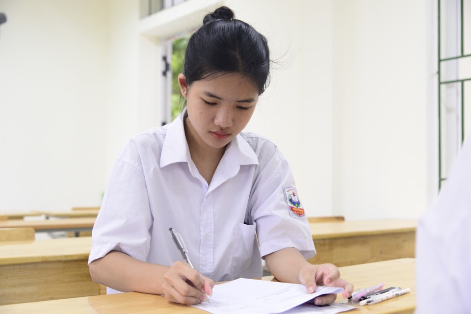 Thi vào lớp 10 công lập tại Hà Nội: Toàn cảnh buổi thi đầu tiên  - Ảnh 11