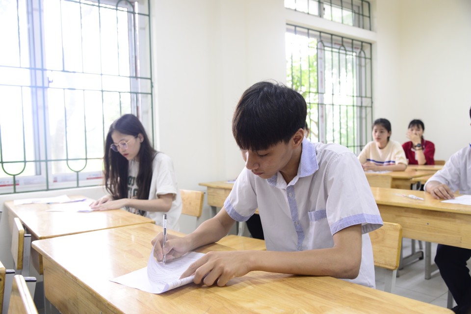 Thi vào lớp 10 công lập tại Hà Nội: Toàn cảnh buổi thi đầu tiên  - Ảnh 10