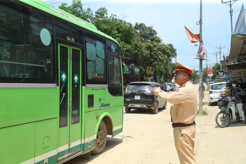 B&ecirc;n ngo&agrave;i cổng trường thi, lực lượng chức năng miệt m&agrave;i ph&acirc;n l&agrave;n giao th&ocirc;ng. Ảnh: Ngọc T&uacute;