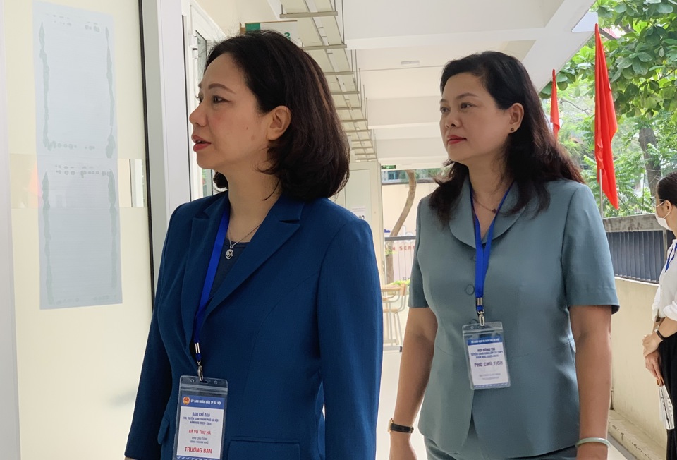 Phó Chủ tịch UBND TP Vũ Thu Hà ghi nhận mọi công tác tổ chức thi tại điểm thi Trường THCS Ngô Sỹ Liên đảm bảo chu đáo
