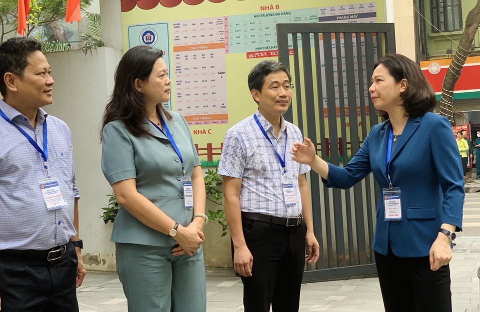 Phó Chủ tịch UBND TP Vũ Thu Hà nhắc các điểm thi nghiêm túc thực hiện kỷ cương, kỷ luật trường thi, quan tâm điểm chờ cho phụ huynh học sinh