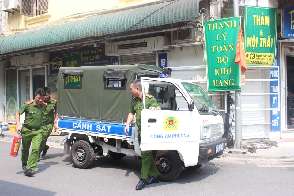 Quận Hoàn Kiếm: Diễn tập chữa cháy tại cửa hàng kinh doanh kết hợp nhà ở - Ảnh 4