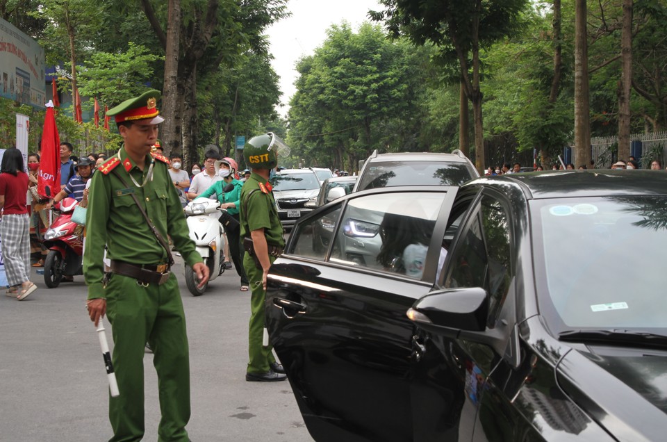 Lực lượng chức năng tổ chức ph&acirc;n luồng giao th&ocirc;ng tại cổng trườngTHCS Trần Duy Hưng.
