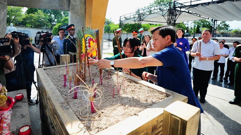 Chiều c&ugrave;ng ng&agrave;y, Ph&oacute; Thủ tướng Ch&iacute;nh phủ L&ecirc; Minh Kh&aacute;i c&ugrave;ng đo&agrave;n c&ocirc;ng t&aacute;c v&agrave; c&aacute;c đại biểu d&acirc;ng hương, d&acirc;ng hoa tưởng niệm c&aacute;c Anh h&ugrave;ng liệt sĩ tại Th&agrave;nh cổ Quảng Trị, Nghĩa trang liệt sĩ Quốc gia đường 9 v&agrave; Nghĩa trang liệt sĩ Quốc gia Trường Sơn.