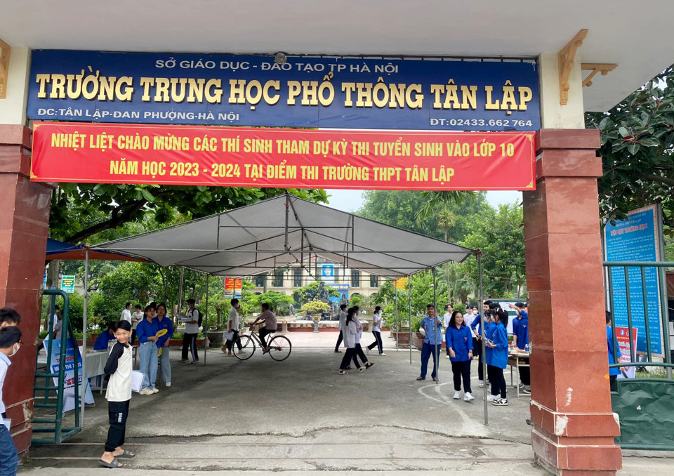 Băng r&ocirc;n ch&agrave;o mừng th&iacute; sinh dự thi v&agrave;o lớp 10 tại điểm Trường THPT T&acirc;n Lập, huyện Đan Phượng.