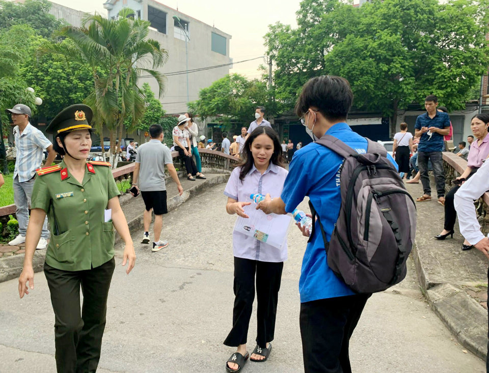 C&aacute;c th&iacute; sinh dự thi được hỗ trợ nhiệt t&igrave;nh, chu đ&aacute;o, tạo điều kiện để c&aacute;c em l&agrave;m b&agrave;i thi đạt kết quả cao nhất.