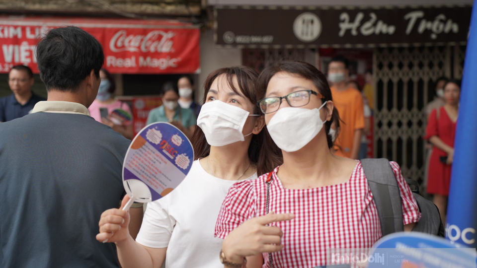 Phụ huynh tr&ocirc;ng ng&oacute;ng con em tại điểm thi.