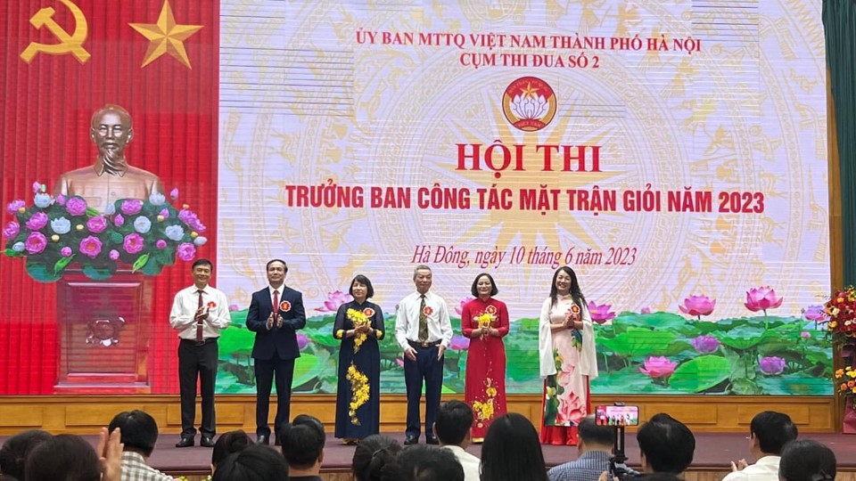 Ban Tổ chức khen thưởng c&aacute;c th&iacute; sinh đoạt Giải tại&nbsp;Hội thi ''Trưởng ban c&ocirc;ng t&aacute;c Mặt trận giỏi'' năm 2023 của Cụm thi đua số 2 - Ủy ban Mặt trận Tổ quốc Việt Nam TP H&agrave; Nội&nbsp;