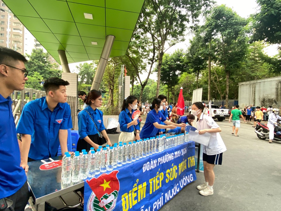 3.000 tình nguyện viên Thủ đô tiếp sức thí sinh thi vào 10 - Ảnh 3