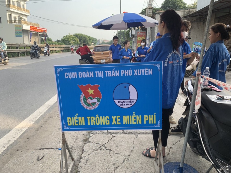 Một trong những điểm tr&ocirc;ng giữ xe miễn ph&iacute; tại Trường THPT Ph&uacute; Xuy&ecirc;n A phục vụ kỳ thi v&agrave;o 10 năm 2023