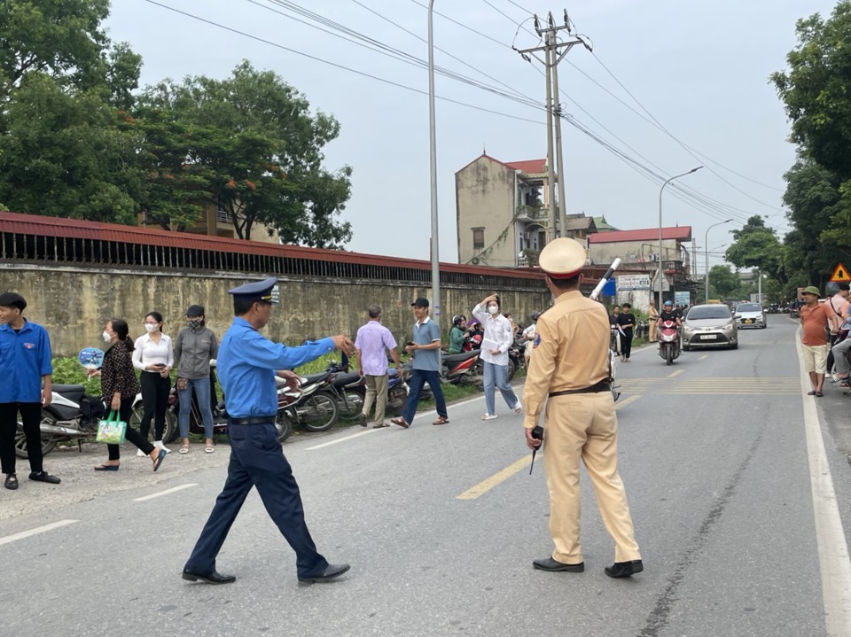 Lực lượng chức năng huyện Ph&uacute; Xuy&ecirc;n tham gia đảm bảo trật tự ATGT kỳ thi v&agrave;o 10 năm 2023