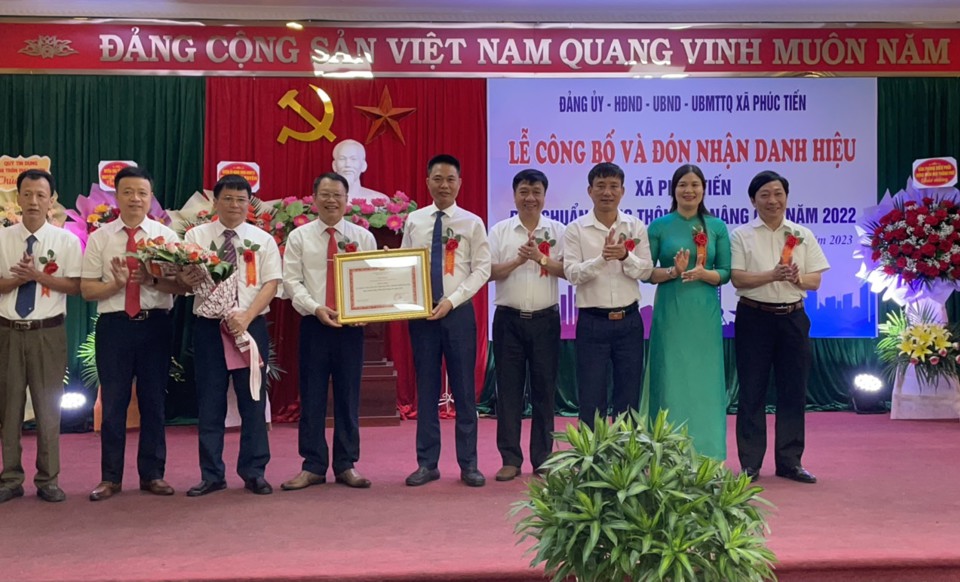 L&atilde;nh đạo x&atilde; Ph&uacute;c Tiến vinh dự đ&oacute;n nhận Bằng c&ocirc;ng nhận x&atilde; đạt chuẩn n&ocirc;ng th&ocirc;n mới n&acirc;ng cao.