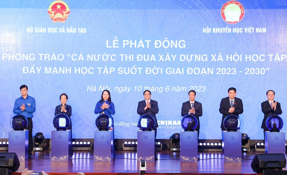 Thủ tướng Ch&iacute;nh phủ Phạm Minh Ch&iacute;nh c&ugrave;ng c&aacute;c đồng ch&iacute; l&atilde;nh đạo nhấn n&uacute;t khởi động cam kết hưởng ứng&nbsp;Phong tr&agrave;o &ldquo;Cả nước thi đua x&acirc;y dựng x&atilde; hội học tập, đầy mạnh học tập suốt đời giai đoạn 2023 - 2030&rdquo;.