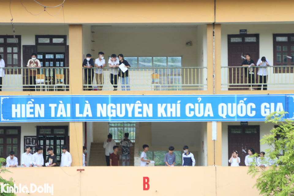 Ghi nhận tại điểm thi trường THPT Minh Quang (huyện Ba V&igrave;) - điểm trường xa nhất của H&agrave; Nội, hơn 6 giờ đ&atilde; c&oacute; nhiều phụ huynh đưa th&iacute; sinh đến để sẵn s&agrave;ng bước v&agrave;o ph&ograve;ng thi.