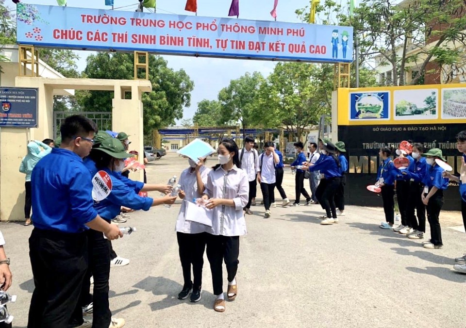 Giống như hai ng&agrave;y đầu của kỳ thi tuyển sinh lớp 10, s&aacute;ng nay tr&ecirc;n địa b&agrave;n huyện S&oacute;c Sơn, thời tiết vẫn nắng n&oacute;ng. Tuy nhi&ecirc;n, điều n&agrave;y kh&ocirc;ng ngăn được sức trẻ t&igrave;nh nguyện của những b&oacute;ng &aacute;o xanh.