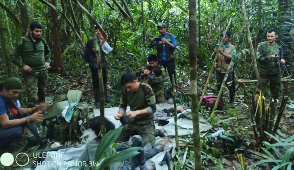 Hơn trăm binh sĩ lực lượng đặc biệt Colombia v&agrave; khoảng 70 trinh s&aacute;t bản địa r&agrave; so&aacute;t khu vực trong cuộc t&igrave;m kiếm những đứa trẻ. Ảnh: CNN