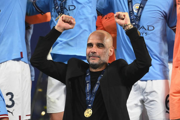 HLV Pep Guardiola v&agrave; c&aacute;c học tr&ograve; ho&agrave;n tất c&uacute; ăn 3 danh hiệu gồm v&ocirc; địch Ngoại Hạng Anh, C&uacute;p FA v&agrave; Champions League.