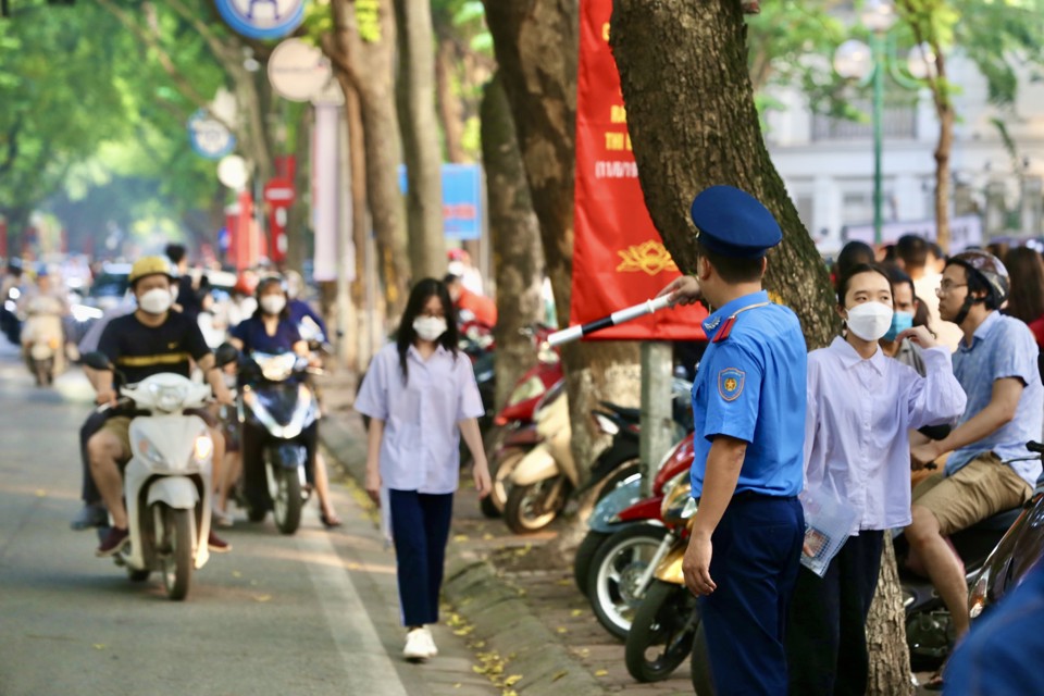 Lực lượng chức năng đ&atilde; c&oacute; mặt từ sớm điều tiết giao th&ocirc;ng. Ảnh: Duy Kh&aacute;nh