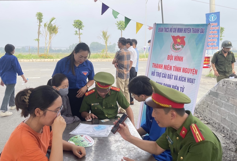 Trong 2 ng&agrave;y (10, 11/6), c&aacute;c lực lượng đ&atilde; hỗ trợ hơn 100 phụ huynh, người d&acirc;n c&agrave;i đặt định danh điện tử.