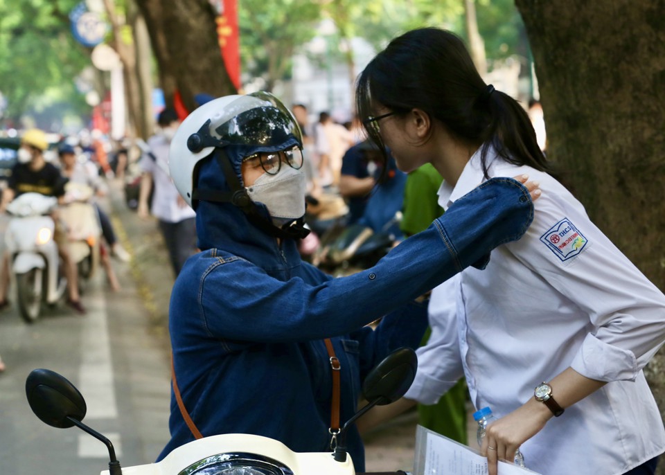 Phụ huynh đưa c&aacute;c sĩ tử đi thi m&ocirc;n To&aacute;n tại điểm thi trường TPHT Phan Đ&igrave;nh Ph&ugrave;ng (ảnh Duy Kh&aacute;nh)