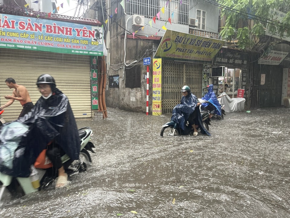 Hà Nội: Người dân bì bõm dắt xe qua điểm ngập sau trận mưa lớn - Ảnh 24