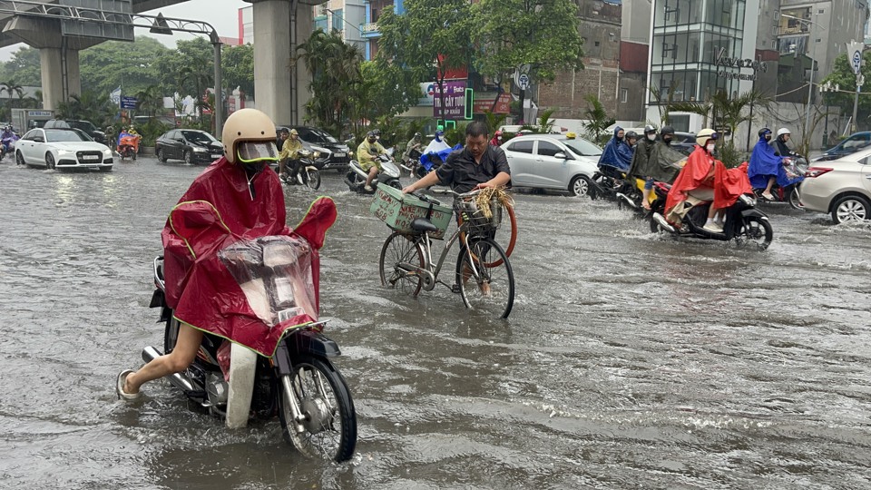 Hà Nội: Người dân bì bõm dắt xe qua điểm ngập sau trận mưa lớn - Ảnh 23
