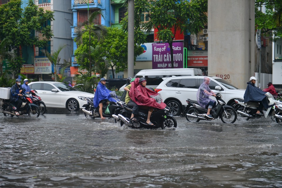 Hà Nội: Người dân bì bõm dắt xe qua điểm ngập sau trận mưa lớn - Ảnh 1