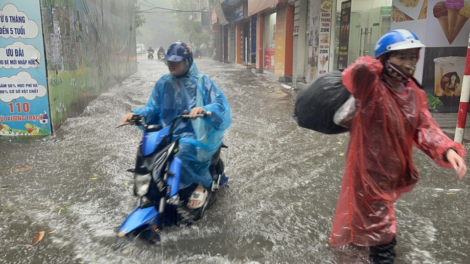 Hà Nội: Người dân bì bõm dắt xe qua điểm ngập sau trận mưa lớn - Ảnh 11