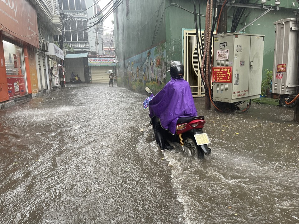 Mưa xối xả ngay giữa trưa, nhiều tuyến phố của Hà Nội ngập sâu - Ảnh 9