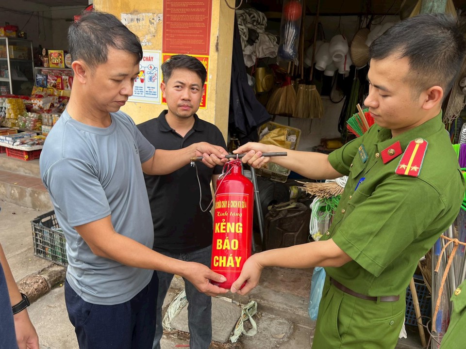 Tặng kẻng b&aacute;o ch&aacute;y cho người d&acirc;n.