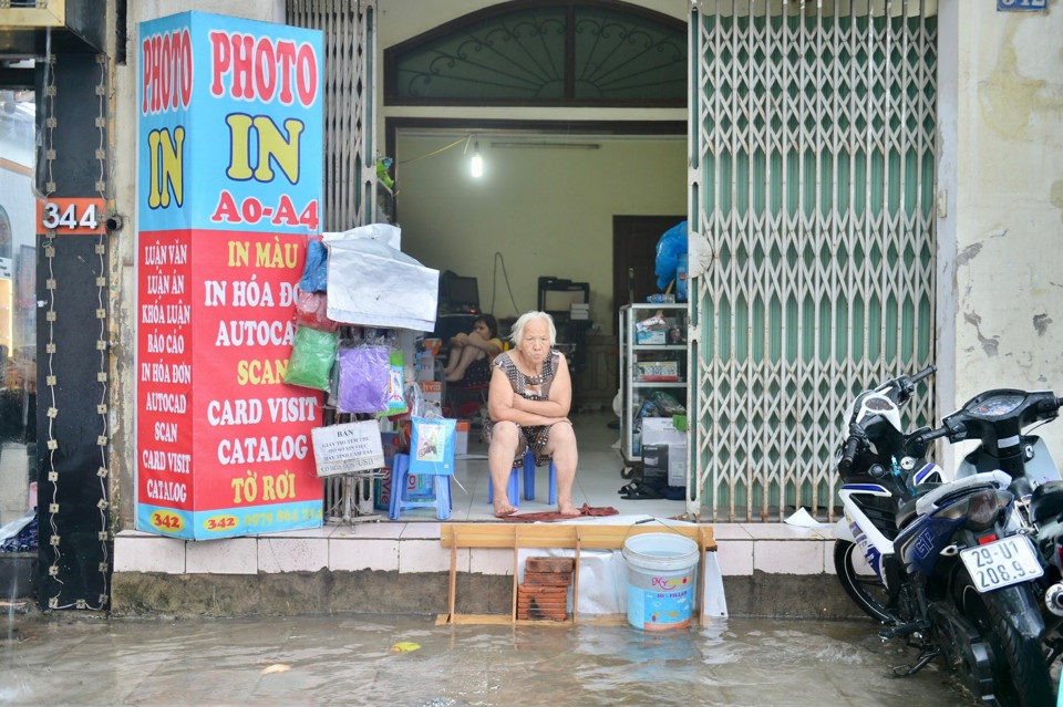 Hà Nội: Người dân bì bõm dắt xe qua điểm ngập sau trận mưa lớn - Ảnh 20