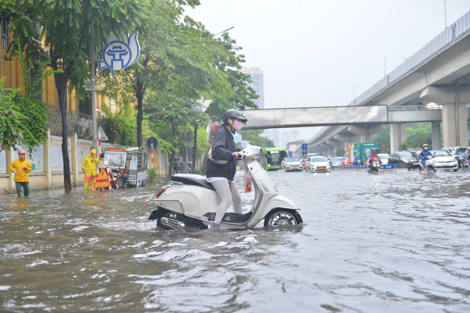 Hà Nội: Người dân bì bõm dắt xe qua điểm ngập sau trận mưa lớn - Ảnh 5