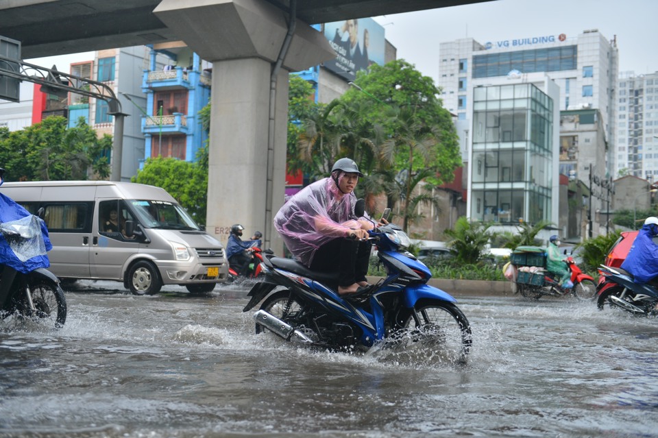 Hà Nội: Người dân bì bõm dắt xe qua điểm ngập sau trận mưa lớn - Ảnh 6