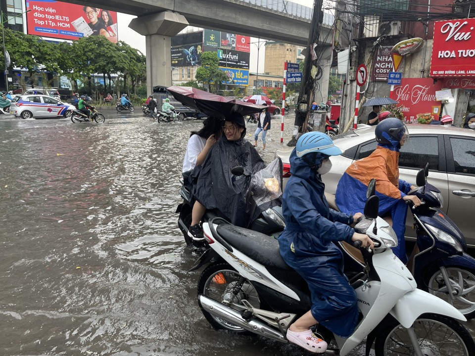 Hà Nội: Người dân bì bõm dắt xe qua điểm ngập sau trận mưa lớn - Ảnh 13