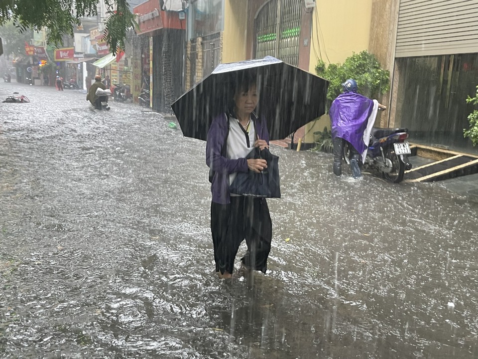 Hà Nội: Người dân bì bõm dắt xe qua điểm ngập sau trận mưa lớn - Ảnh 10