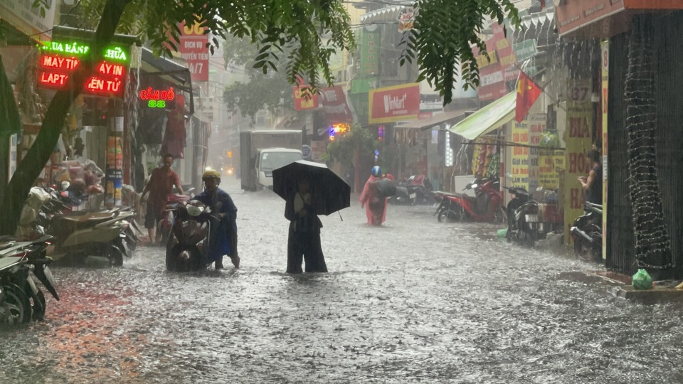 Hà Nội: Người dân bì bõm dắt xe qua điểm ngập sau trận mưa lớn - Ảnh 12