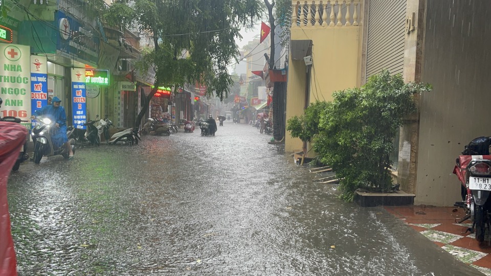 Hà Nội: Người dân bì bõm dắt xe qua điểm ngập sau trận mưa lớn - Ảnh 25