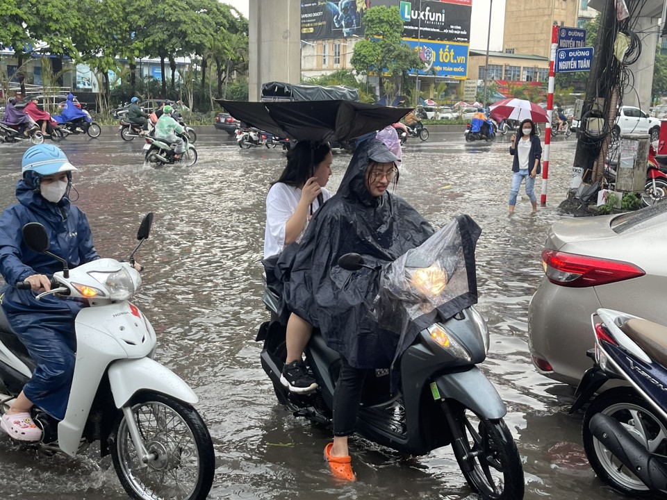 Hà Nội: Người dân bì bõm dắt xe qua điểm ngập sau trận mưa lớn - Ảnh 17