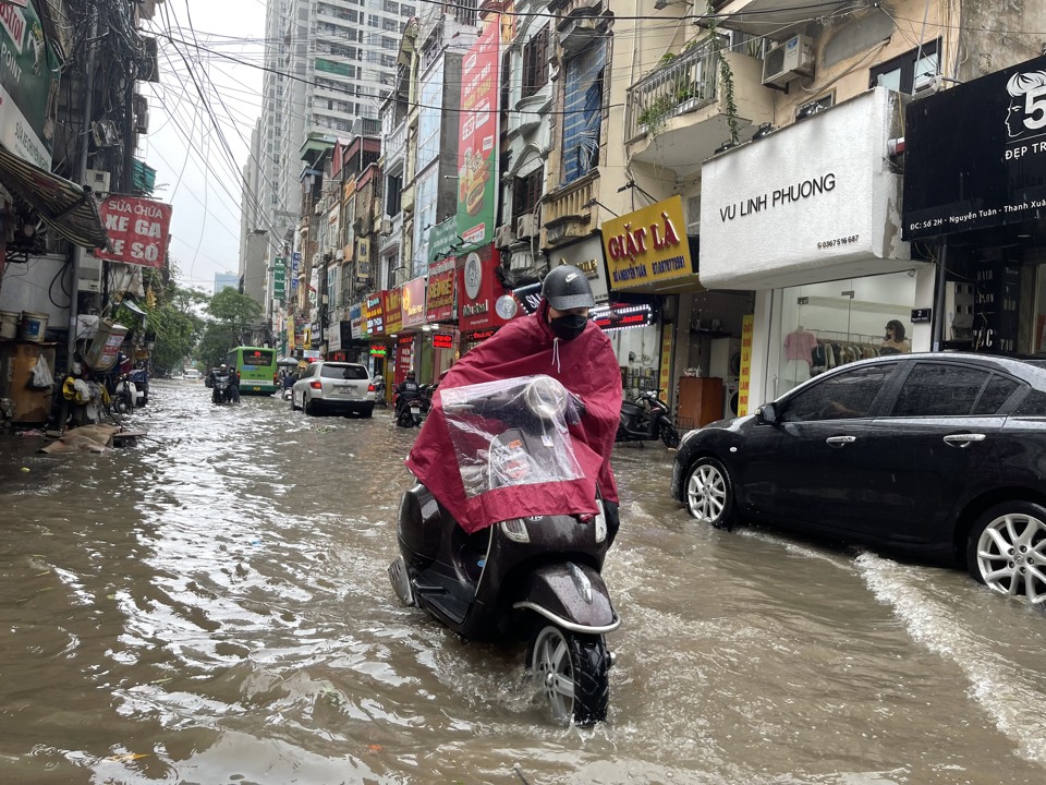 Hà Nội: Người dân bì bõm dắt xe qua điểm ngập sau trận mưa lớn - Ảnh 14