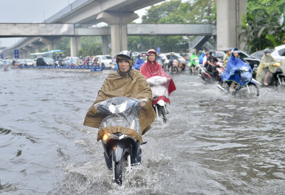 Hà Nội: Người dân bì bõm dắt xe qua điểm ngập sau trận mưa lớn - Ảnh 22
