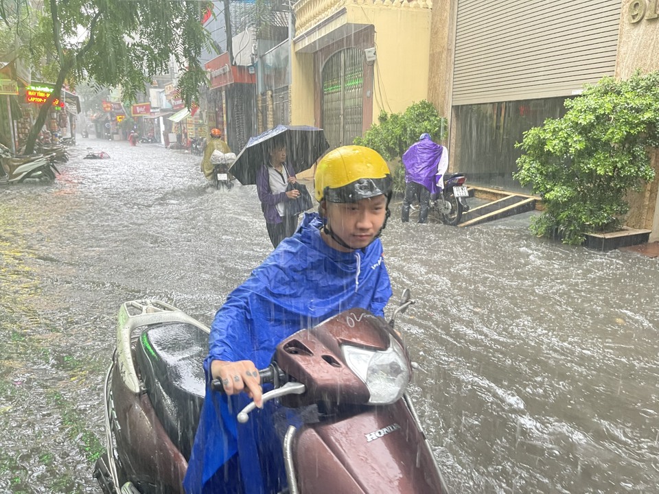 Hà Nội: Người dân bì bõm dắt xe qua điểm ngập sau trận mưa lớn - Ảnh 9