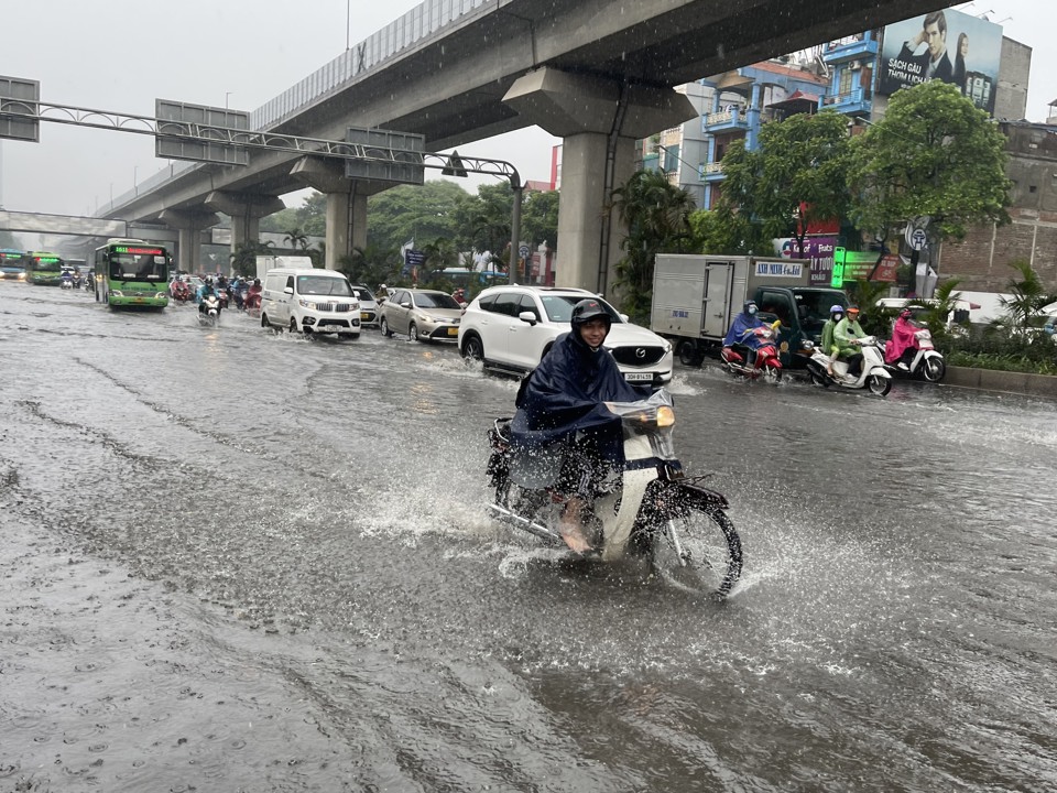 Hà Nội: Người dân bì bõm dắt xe qua điểm ngập sau trận mưa lớn - Ảnh 7