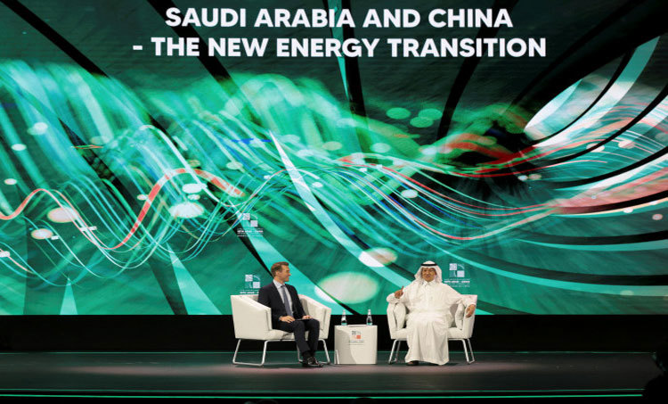 Bộ trưởng Năng lượng Ả Rập Saudi Abdulaziz Salman Al-Saud ph&aacute;t biểu tại Hội nghị Kinh doanh Ả Rập - Trung Quốc, ng&agrave;y 11/6. Ảnh: Reuters