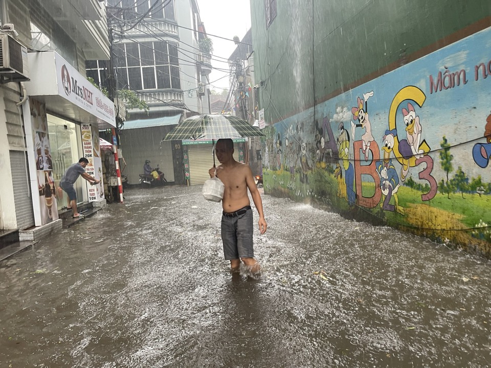 Hà Nội: Người dân bì bõm dắt xe qua điểm ngập sau trận mưa lớn - Ảnh 21