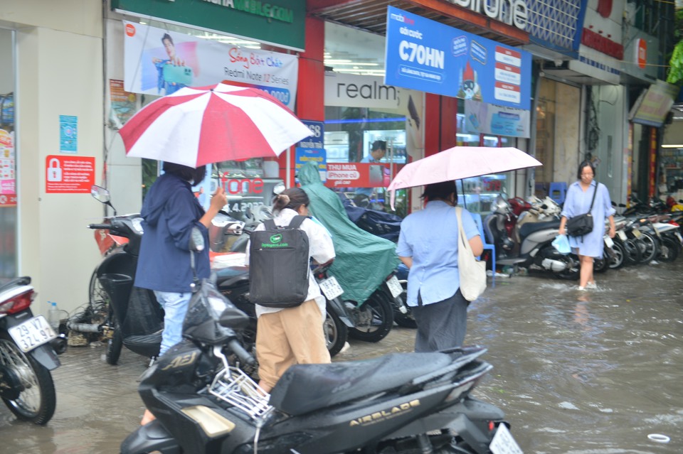 Hà Nội: Người dân bì bõm dắt xe qua điểm ngập sau trận mưa lớn - Ảnh 18