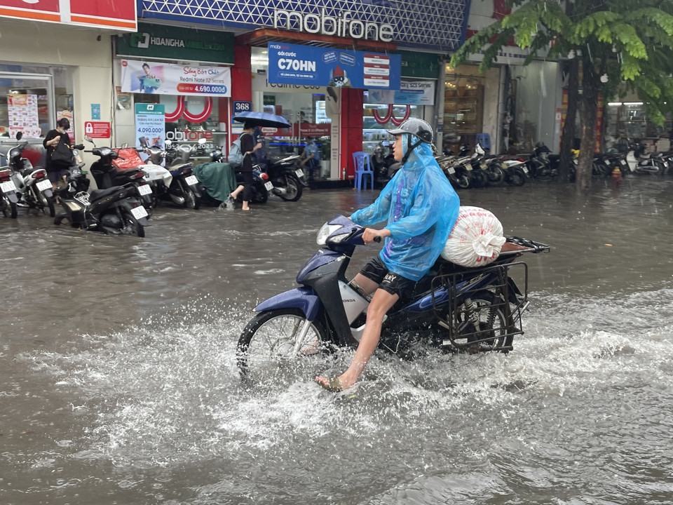 Hà Nội: Người dân bì bõm dắt xe qua điểm ngập sau trận mưa lớn - Ảnh 15