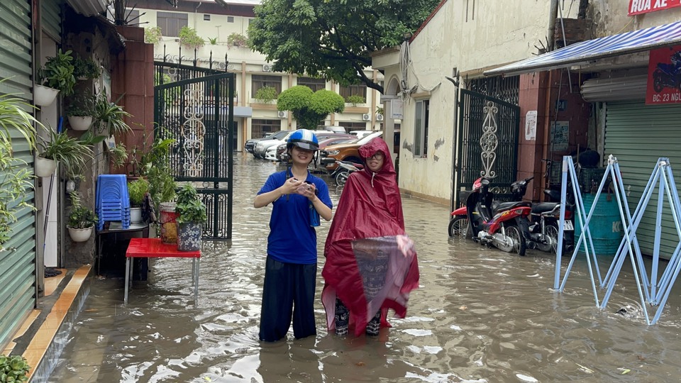 Hà Nội: Người dân bì bõm dắt xe qua điểm ngập sau trận mưa lớn - Ảnh 19